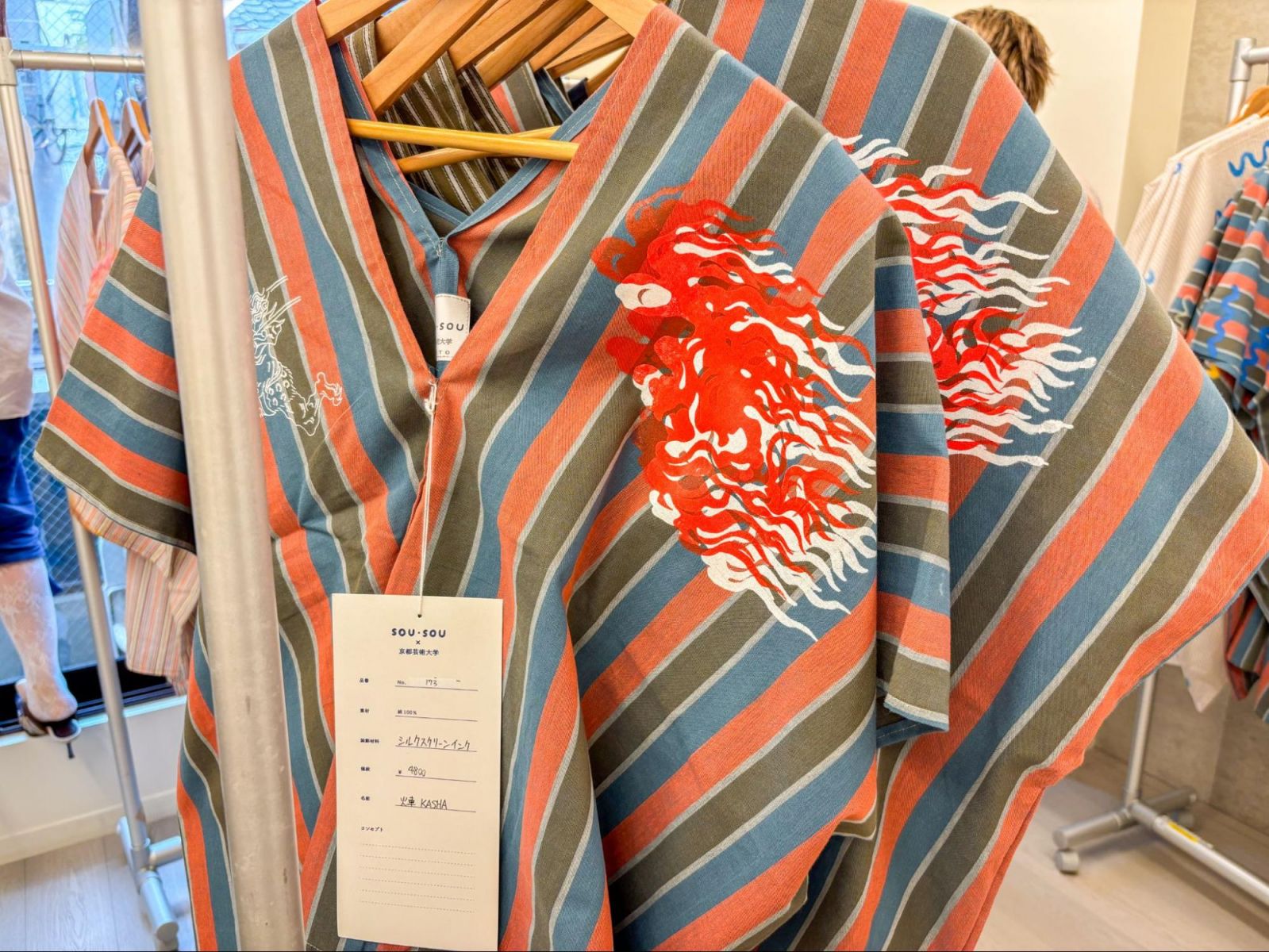 すべて一点物の「伊勢木綿の貫頭衣」 — SOU・SOUと空間演出デザイン